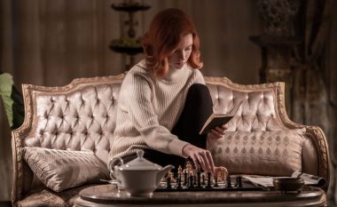 Seriali që po ndikon edhe në jetën reale: “The Queen’s Gambit” po kthen sytë e njerëzimit kah libri dhe shahu