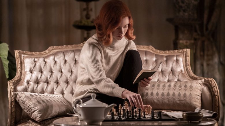 Seriali që po ndikon edhe në jetën reale: “The Queen’s Gambit” po kthen sytë e njerëzimit kah libri dhe shahu