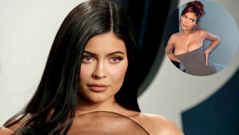 Stilimi i flokëve të Kylie Jenner mund t’ju rikthej në mbrëmjen e maturës