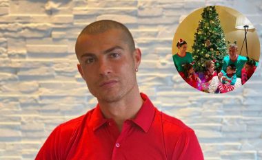Cristiano Ronaldo ndan me fansat imazh të portretit familjar në ambient festiv
