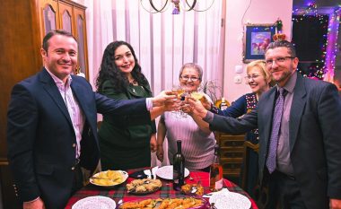 Vjosa Osmani pret natën e Krishtlindjes në familjen Kaçinari: Festat fetare na mbajnë bashkë çdoherë, urimet më të ngrohta dhe gëzuar për jetë e mot