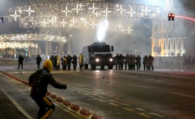 Protesta për Klodian Rashën në Tiranë – policia shoqëroi mbi 100 protestues të moshës nën 20 vjeç