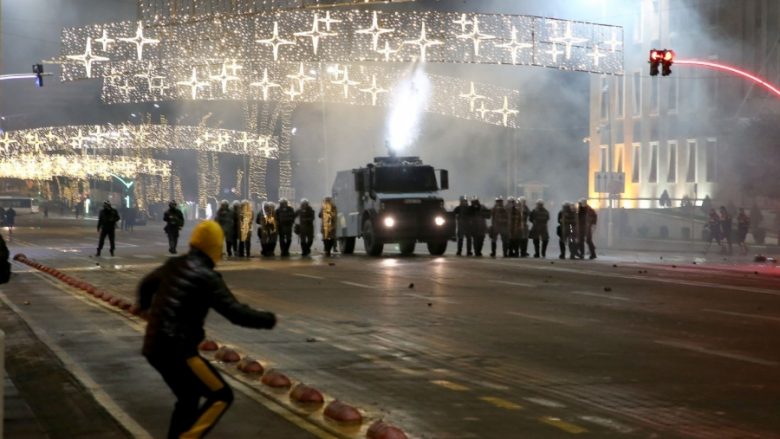 Protesta për Klodian Rashën në Tiranë – policia shoqëroi mbi 100 protestues të moshës nën 20 vjeç