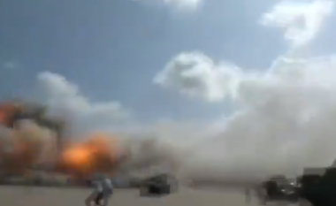 Shpërthime të fuqishme, publikohen pamje të reja – momenti kur një raketë godet aeroportin e Jemenit