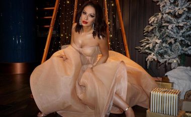 Me një dukje glamuroze për festat, Adelina Ismaili uron Krishtlindjet
