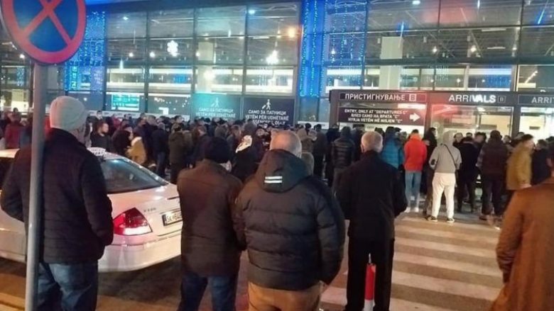 Aeroporti i Shkupit u mbush nga mërgimtarët