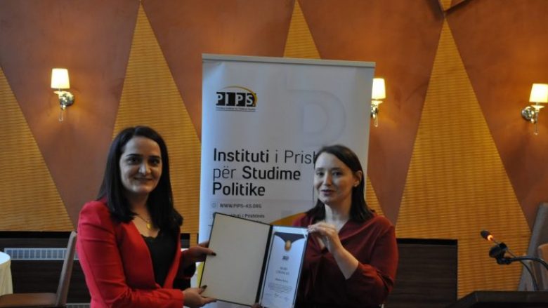 Gazetarja Albulena Mavraj fiton çmimin e parë për gazetari në energji dhe ambient