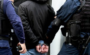 Policia arreston pesë persona që dyshohet të jenë të përfshirë në një tentim grabitje në Gjakovë