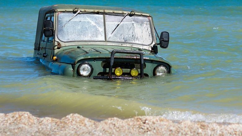 Çfarë duhet të bëni nëse makina juaj fillon të fundoset?