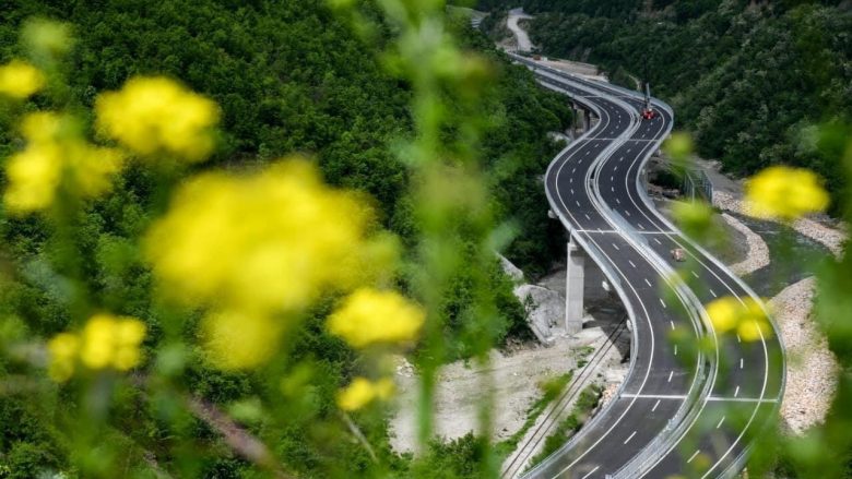 Hoxhaj e nis ditën me Autostradën “Arbën Xhaferi”: PDK e bëri realitet, atë që dikur ishte ëndërr