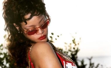 Rihanna thekson të pasmet në imazhet e reja