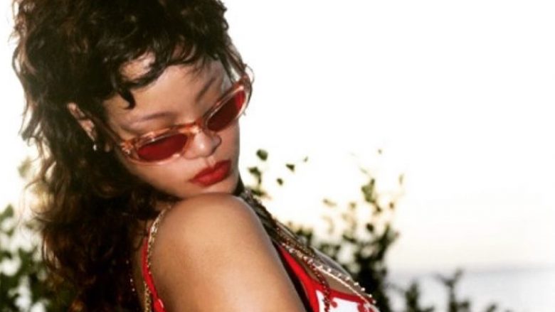 Rihanna thekson të pasmet në imazhet e reja