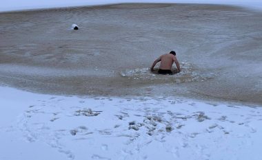 Deputeti Bekë Berisha sërish sfidon të ftohtin, zhytet nën akullin e liqenit të Moknës