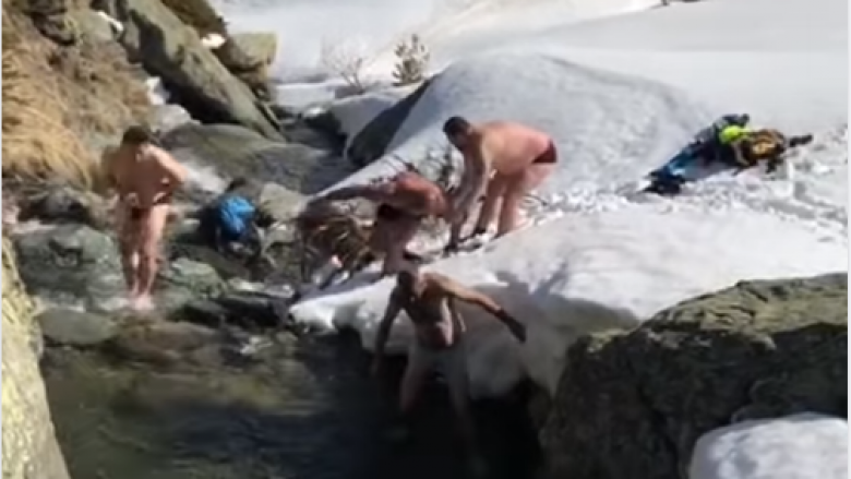 Deputeti Bekë Berisha lahet në lumë në temperatura nën zero gradë