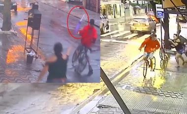 Gruaja në Brazil godet me çadër kur ai vodhi celularin e vajzës së saj, hajduti me biçikletë rrëshqet në tokë dhe rrahet nga banorët
