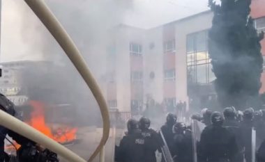 Protesta në Shkodër, i vihet zjarri selisë së PS-së