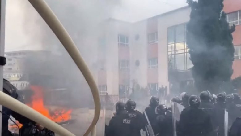 Protesta në Shkodër, i vihet zjarri selisë së PS-së