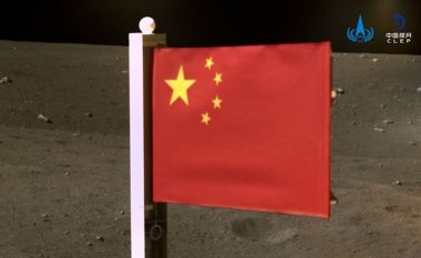 Kina vendosi flamurin e saj në hënë