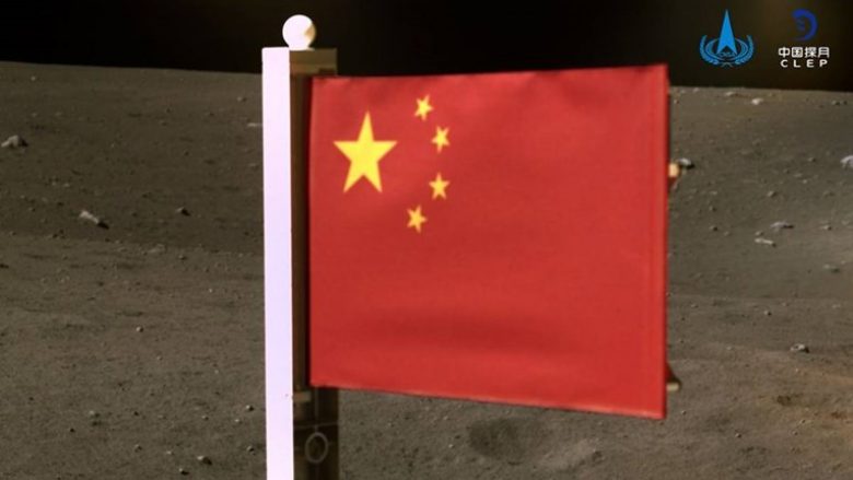 Kina vendosi flamurin e saj në hënë
