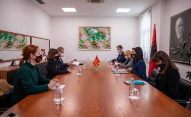 Carovska-Kushi: E vazhdojmë dhe avancojmë bashkëpunimin dhe programet e përbashkëta për arsim mes Maqedonisë së Veriut dhe Shqipërisë