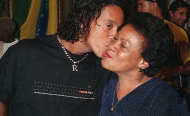 Ronaldinho tregon se nëna e tij u infektua me COVID-19 dhe se është nën kujdesin intensiv