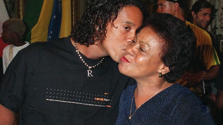 Ronaldinho tregon se nëna e tij u infektua me COVID-19 dhe se është nën kujdesin intensiv