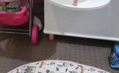 E frikshme: Gjarpri shumë helmues filmohet duke u zvarritur rreth dhomës së gjumit të një fëmije në Australi