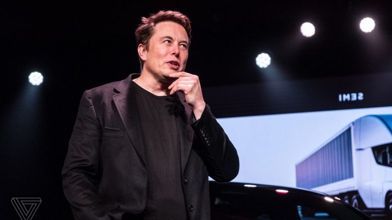 Elon Musk thotë se Apple refuzoi për të blerë Tesla-n, madje nuk pranuan as takim