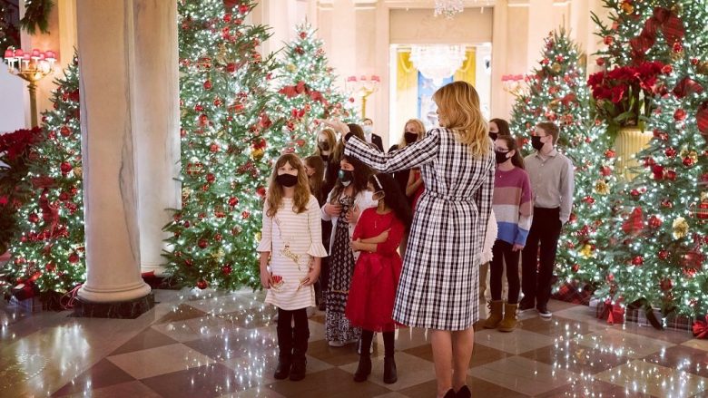 Melania Trump ndan pamje nga dekorimi i Shtëpisë së Bardhë për festat e fundvitit