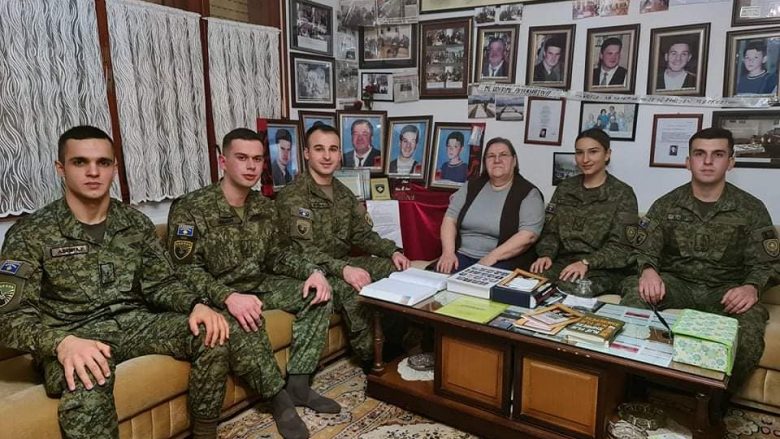 Ushtarët e FSK-së vizitojnë nënën Ferdonije me rastin e Vitit të Ri