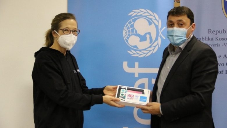 UNICEF-i dhuron 633 tabletë për fëmijët me nevoja të veçanta