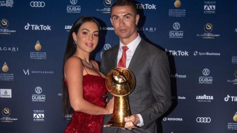 “Kombinim i përsosur” – kështu e titullon Ronaldo pozën e tij me Georginan