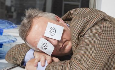 Fjetja në punë: Gjumë i shpejtë na bën më efikas