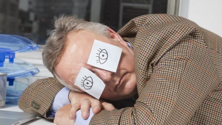 Fjetja në punë: Gjumë i shpejtë na bën më efikas