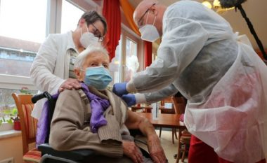 Gruaja 101 vjeçare bëhet personi i parë që vaksinohet kundër COVID-19 në Gjermani