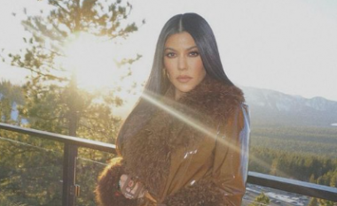 Kourtney Kardashian merr vëmendje ndërsa bën akrobacione