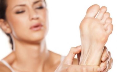 Gungat e këmbëve mund të shërohen pa operacion: Ilaçi popullor, i cili vërtet ka efekt!