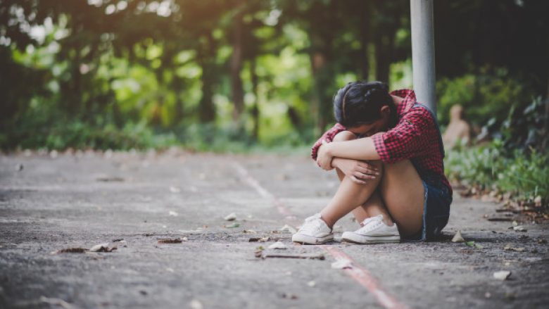 Si t’i ndihmoni adoleshentët që vuajnë nga ankthi