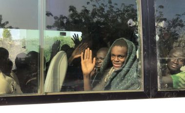 Dhjetëra nxënës nigerianë – edhe pse jo të gjithë – arrijnë në shtëpi pasi u rrëmbyen nga Boko Haram