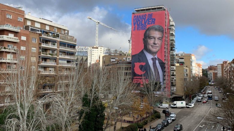 Kandidati presidencial i Barcës, Laporta i befason tifozët e Realit me poster reklamues në afërsi të Santiago Bernabeut