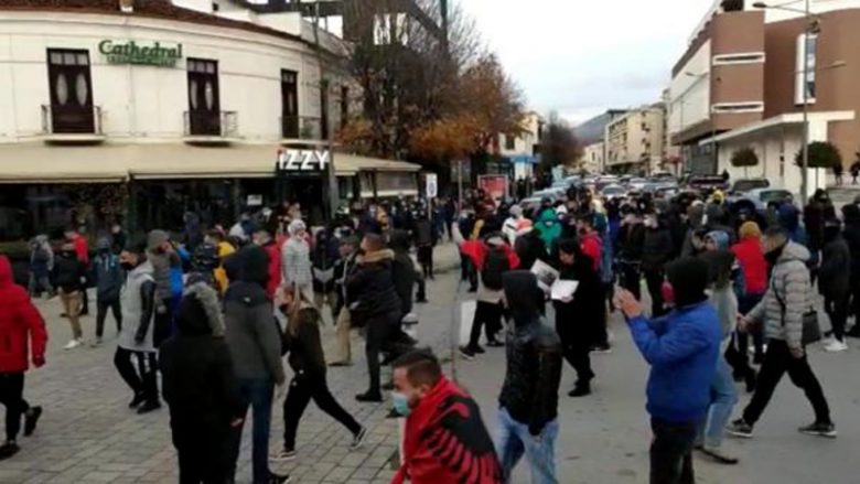 Nëntë persona ndiqen penalisht në Korçë pas protestës së djeshme, ku u lëndua një polic