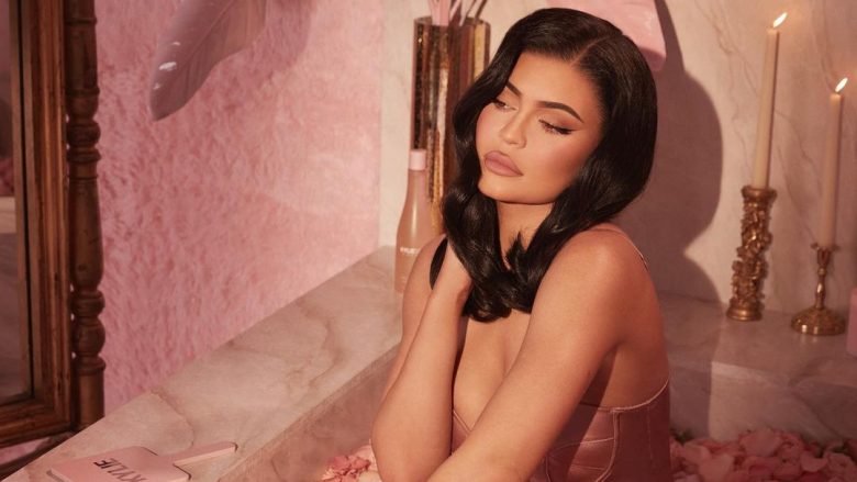 Kylie Jenner shfaqet joshëse me pozat e reja