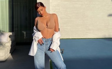 Kylie Jenner nuk i ndal pozat provokuese para rezidencës 36.5 milionë dollarëshe