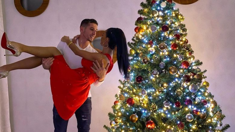 Futbollisti Lirim Kastrati uron Krishtlindjet me të dashurën e tij kroate në krahë