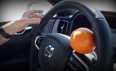 Shoferët po ‘mashtrojnë’ autopilotin me një portokall