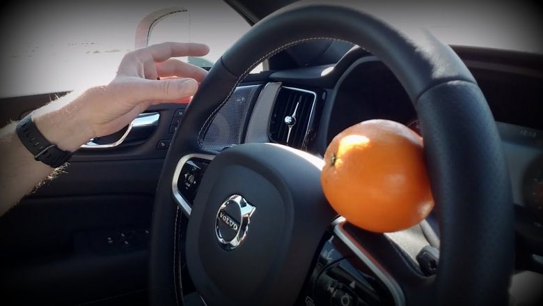 Shoferët po ‘mashtrojnë’ autopilotin me një portokall