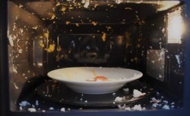 Harrojeni pastrimin e mikrovalës pas çdo ngrohjeje: Një truk gjenial me të cilin ushqimi juaj nuk do të spërkatet kurrë në mikrovalë