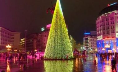 Ndizen dritat e pemës së fundvitit në qendër të Shkupit