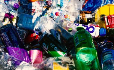 Coca-Cola, Pepsi dhe Nestle kryesojnë ’10 ndotësit më të këqij të plastikës’ të vitit 2020