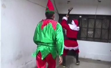 Policia në Peru vishen si Babadimri, futen në shtëpinë e një të dyshuari dhe kryejnë bastisje të drogës
